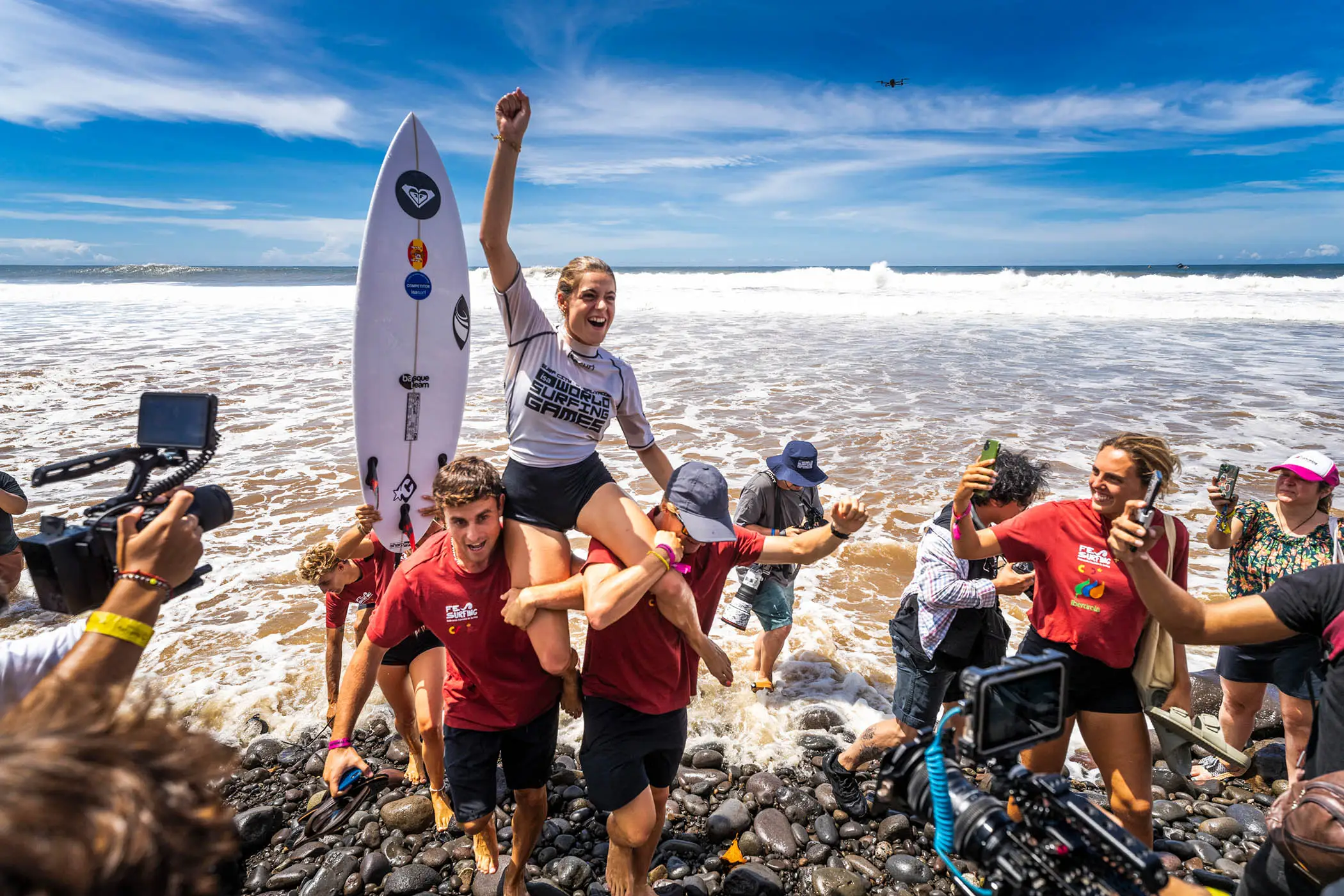 ‘World’s coolest dictator’ rides a surfing wave — El “dictador más cool del mundo” cabalga la ola del surf