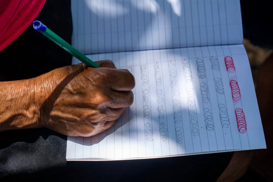 El Salvador’s Illiteracy Rate Rose by 0.25 Percentage Points in 2024 — La tasa de analfabetismo en El Salvador aumentó 0.25 % en 2024