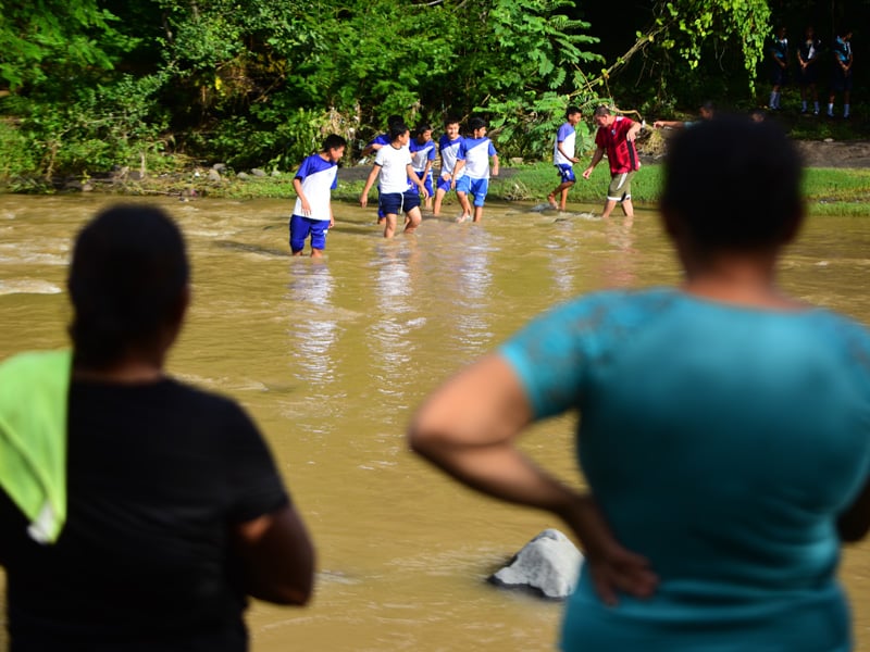 Children Cross River Daily to Reach School in Rosario de Mora — Niños cruzan a diario río para llegar a clases en Rosario de Mora