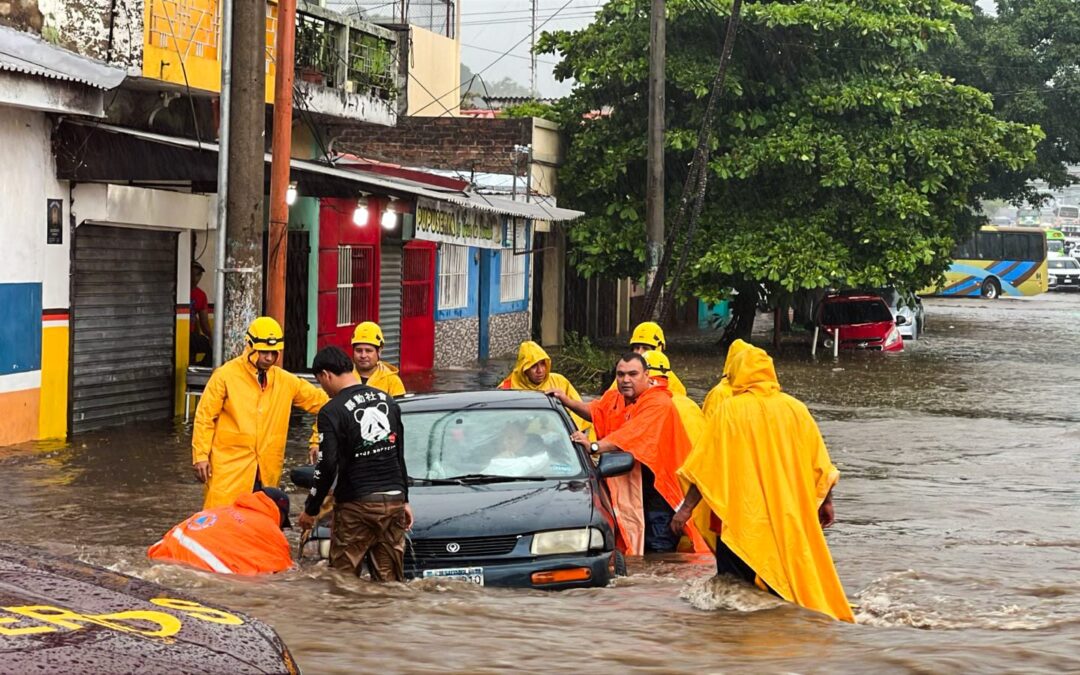 Recent Downpours Trigger Evacuations, Flooded Streets, and Accidents — Lluvias de última hora causan evacuaciones, calles inundadas y accidentes
