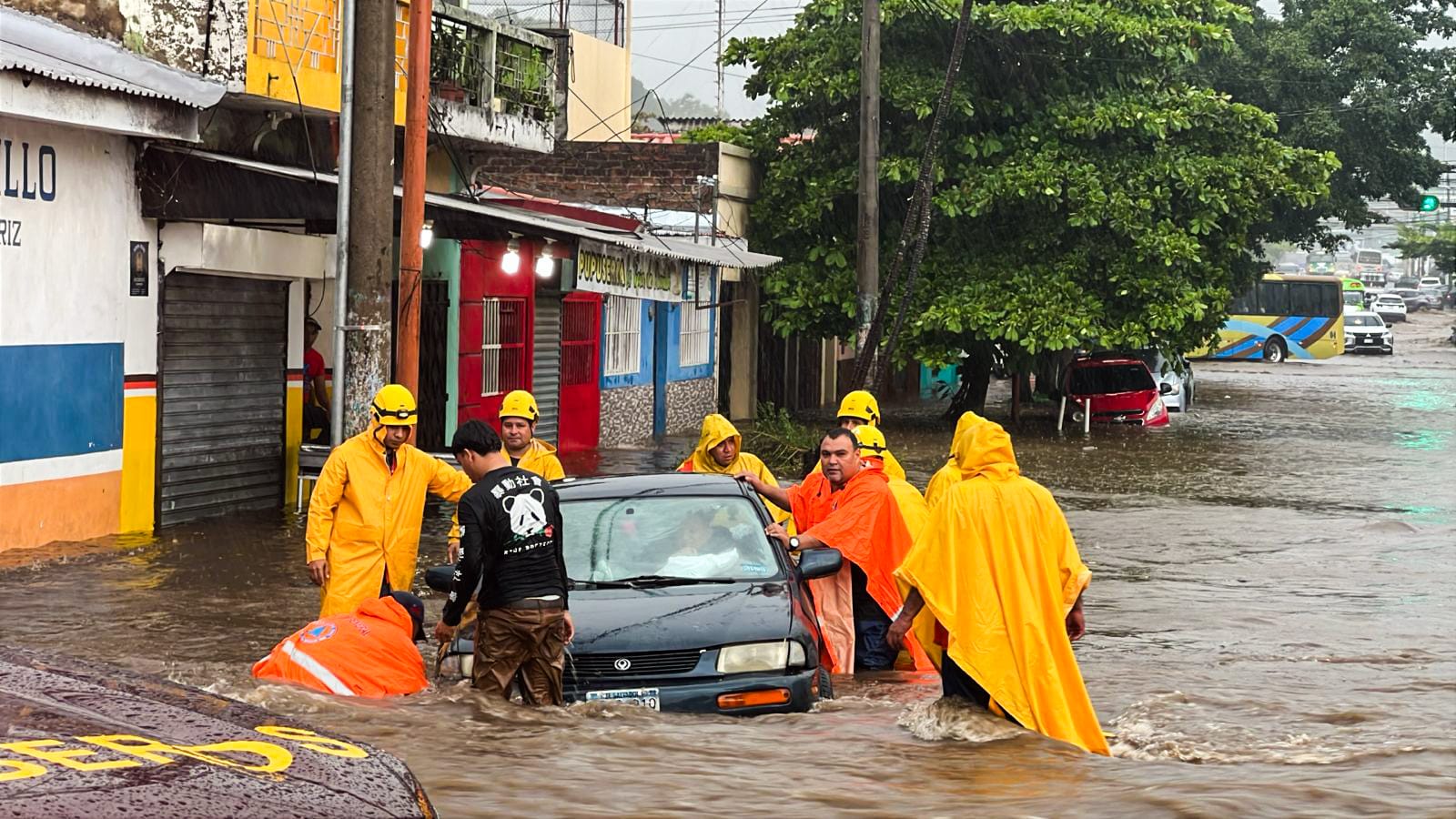 Recent Downpours Trigger Evacuations, Flooded Streets, and Accidents — Lluvias de última hora causan evacuaciones, calles inundadas y accidentes