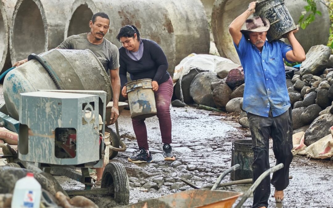 Communities Undertake Projects Amid Lack of Municipal Support — Comunidades hacen proyectos por la falta de apoyo municipal