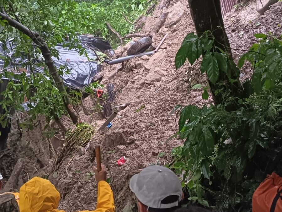 Woman Killed After Landslide Buries Home in Ciudad Delgado — Mujer muere soterrada tras colapso de un talud sobre su casa en Ciudad Delgado