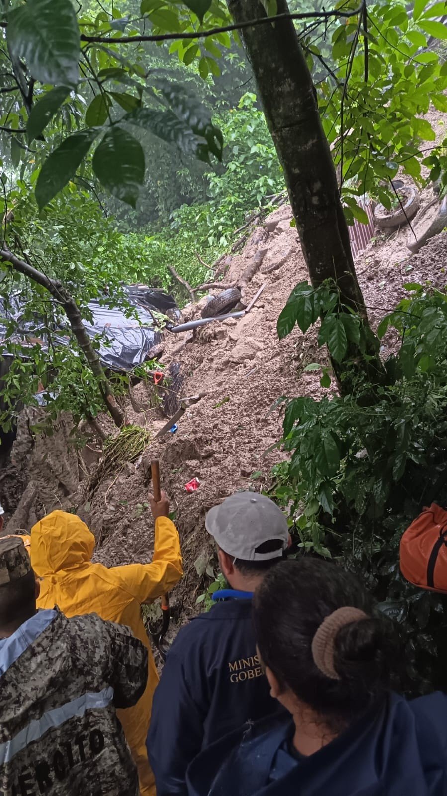Woman Killed After Landslide Buries Home in Ciudad Delgado — Mujer muere soterrada tras colapso de un talud sobre su casa en Ciudad Delgado