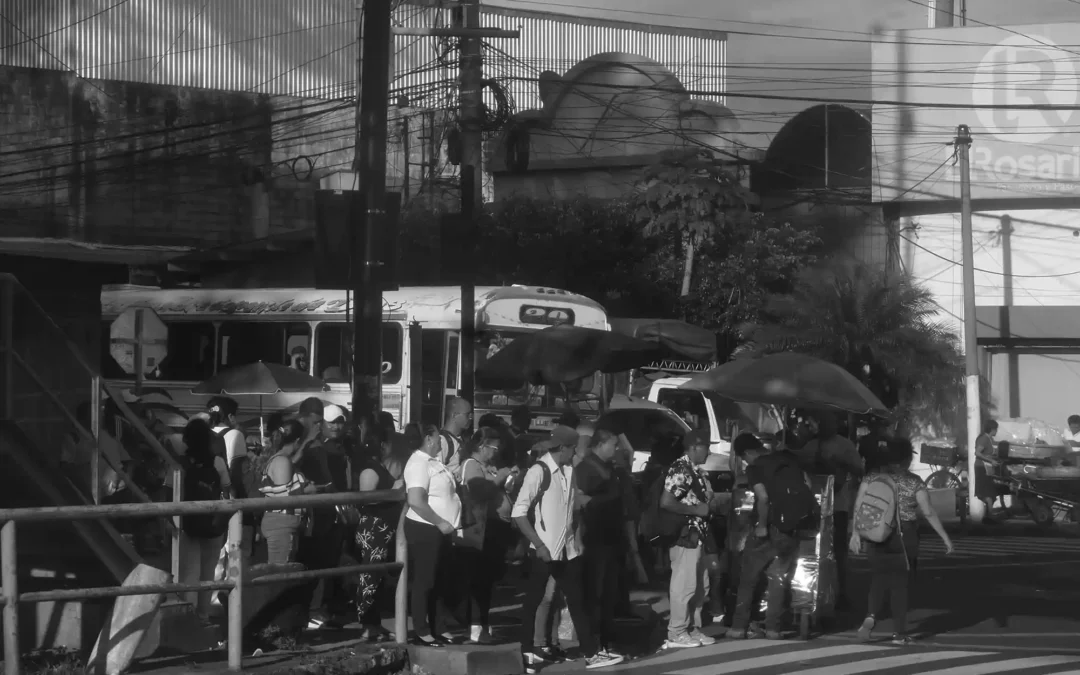 The Unequal Journey: A Look at Pirate Transportation in San Salvador — El Viaje Desigual: Una Mirada al Transporte Pirata en San Salvador