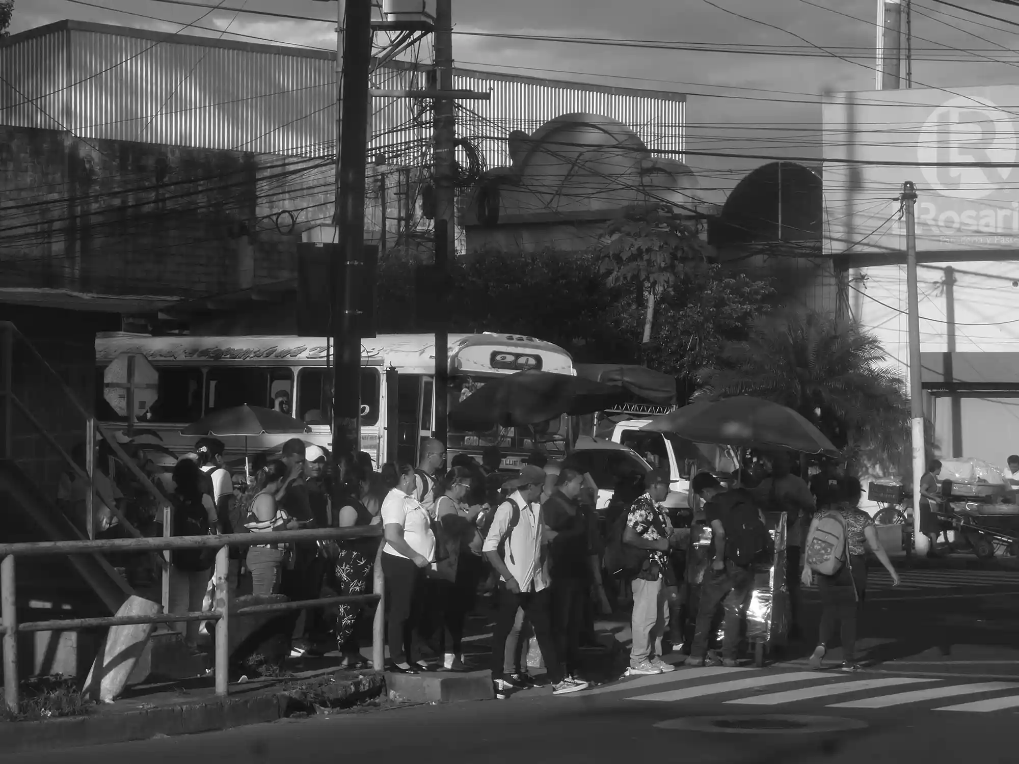 El Viaje Desigual: Una Mirada al Transporte Pirata en San Salvador — El Viaje Desigual: Una Mirada al Transporte Pirata en San Salvador