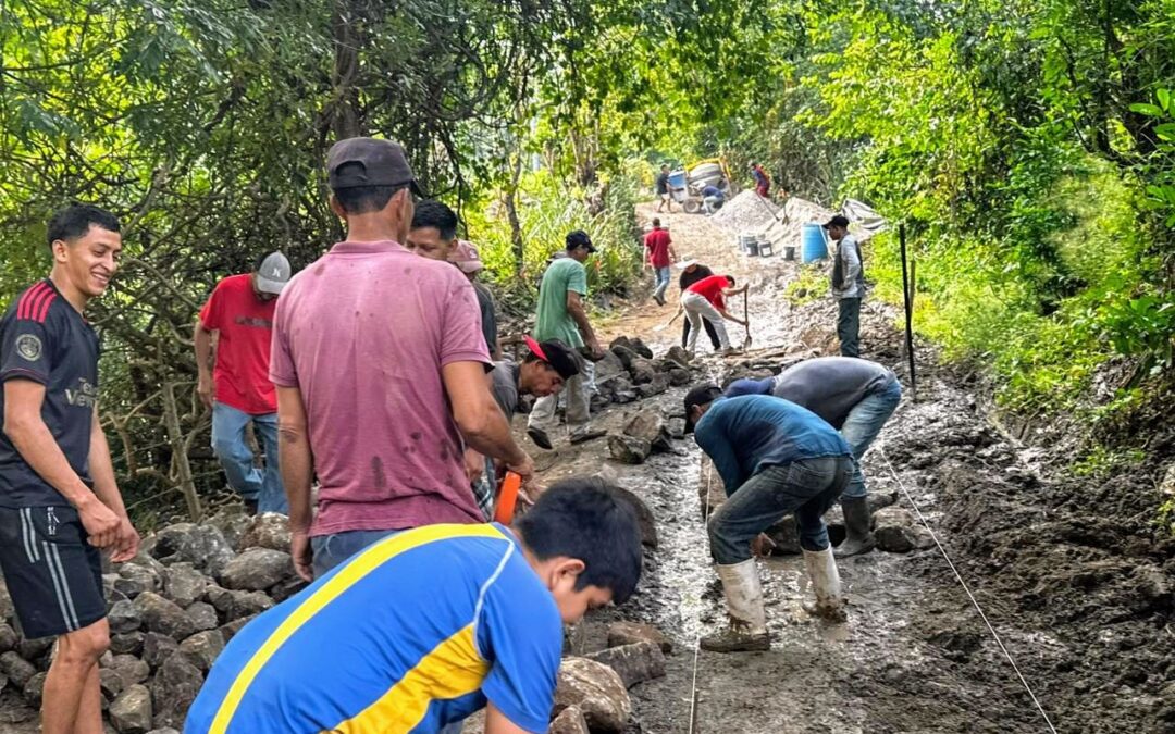 Sensuntepeque Community Repairs Streets Using Own Resources — Comunidad en Sensuntepeque repara con recursos propios las calles