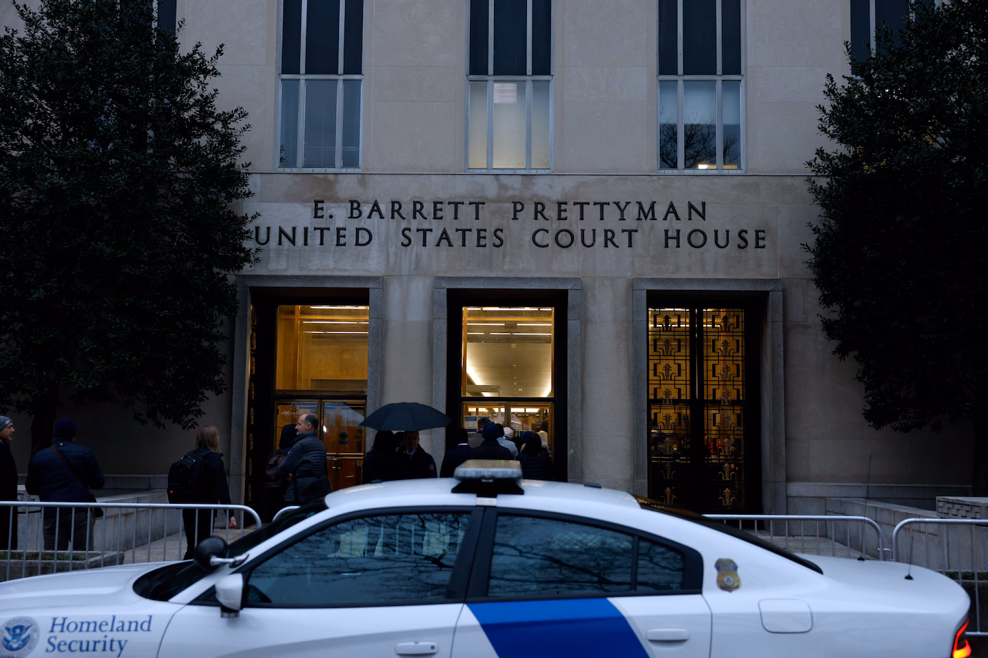 Judge restarts contempt probe over deportation flights to El Salvador — Juez reanuda indagación por desacato sobre vuelos de deportación a El Salvador