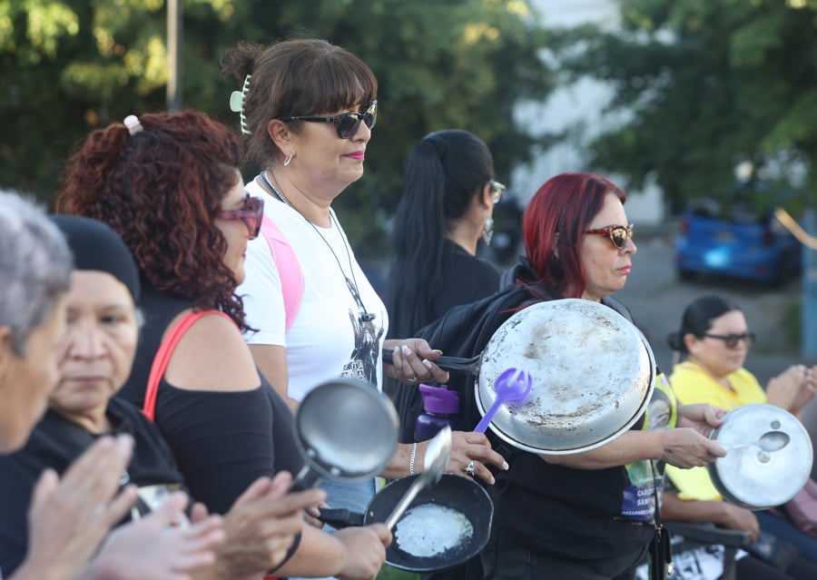 Protesters Decry “Arbitrary Dismissals” of Health Workers at Constitution Monument — Protestan contra “despidos arbitrarios” de trabajadores de la Salud frente al monumento a la Constitución