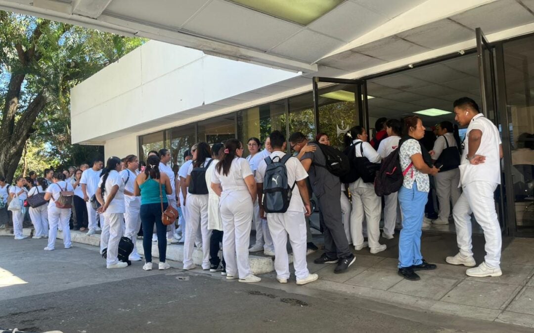 Unions Denounce Mass Layoffs at Rosales National Hospital — Denuncian despidos masivos en el Hospital Rosales