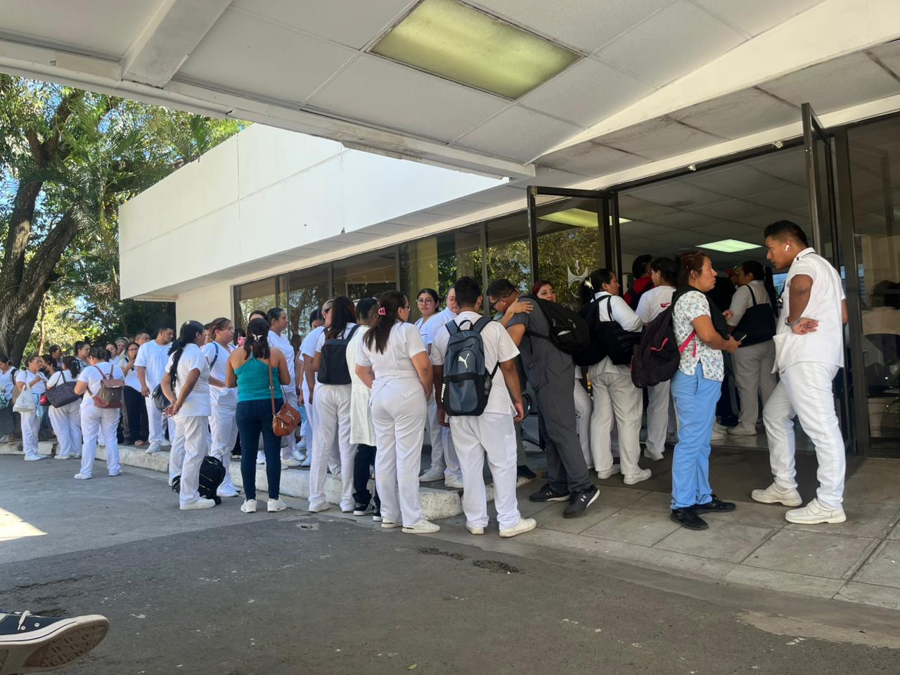 Unions Denounce Mass Layoffs at Rosales National Hospital — Denuncian despidos masivos en el Hospital Rosales