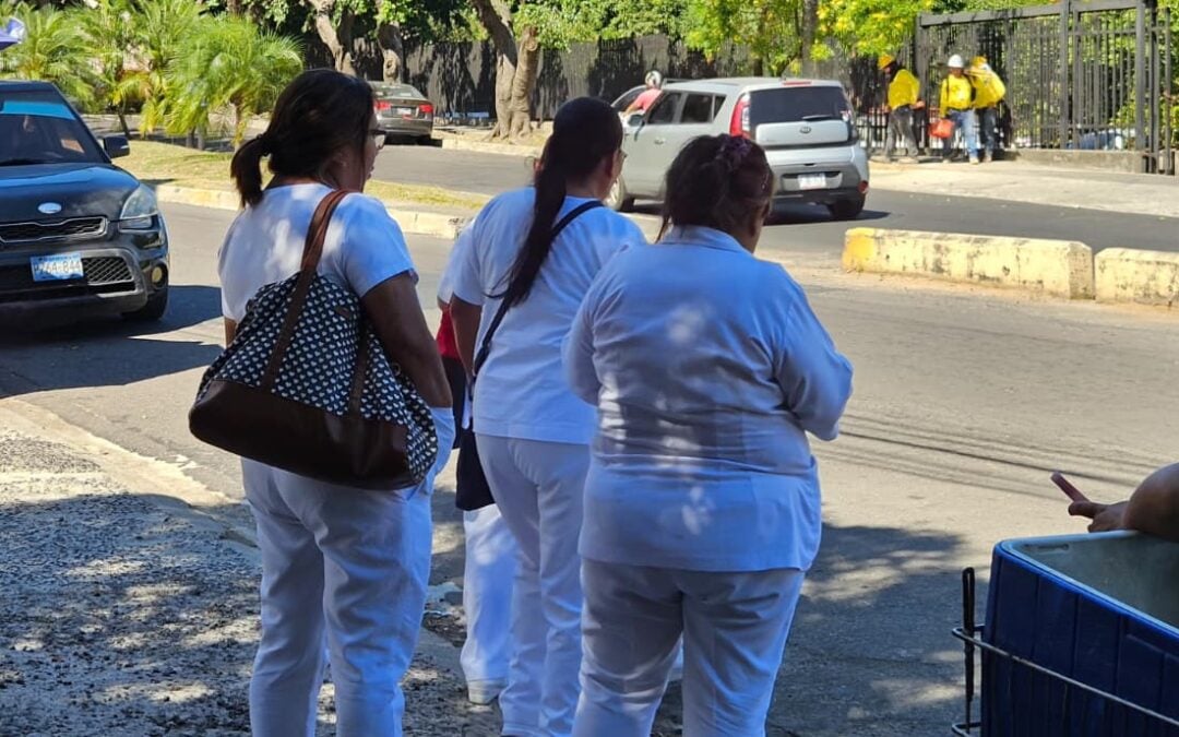Mass Layoffs at Rosales Hospital Leave Nearly 2,000 Workers Unemployed — Despidos masivos en el Hospital Rosales dejan sin empleo a casi 2 mil trabajadores 