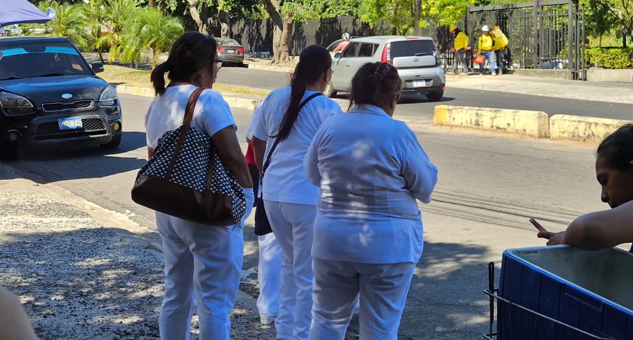 Mass Layoffs at Rosales Hospital Leave Nearly 2,000 Workers Unemployed — Despidos masivos en el Hospital Rosales dejan sin empleo a casi 2 mil trabajadores 