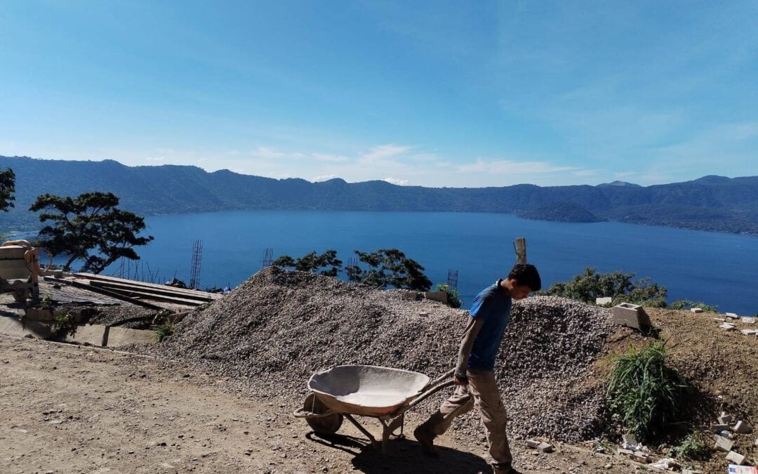 Construction at Lake Coatepeque Raises Environmental Fears — Temen impacto ambiental en lago de Coatepeque por construcciones