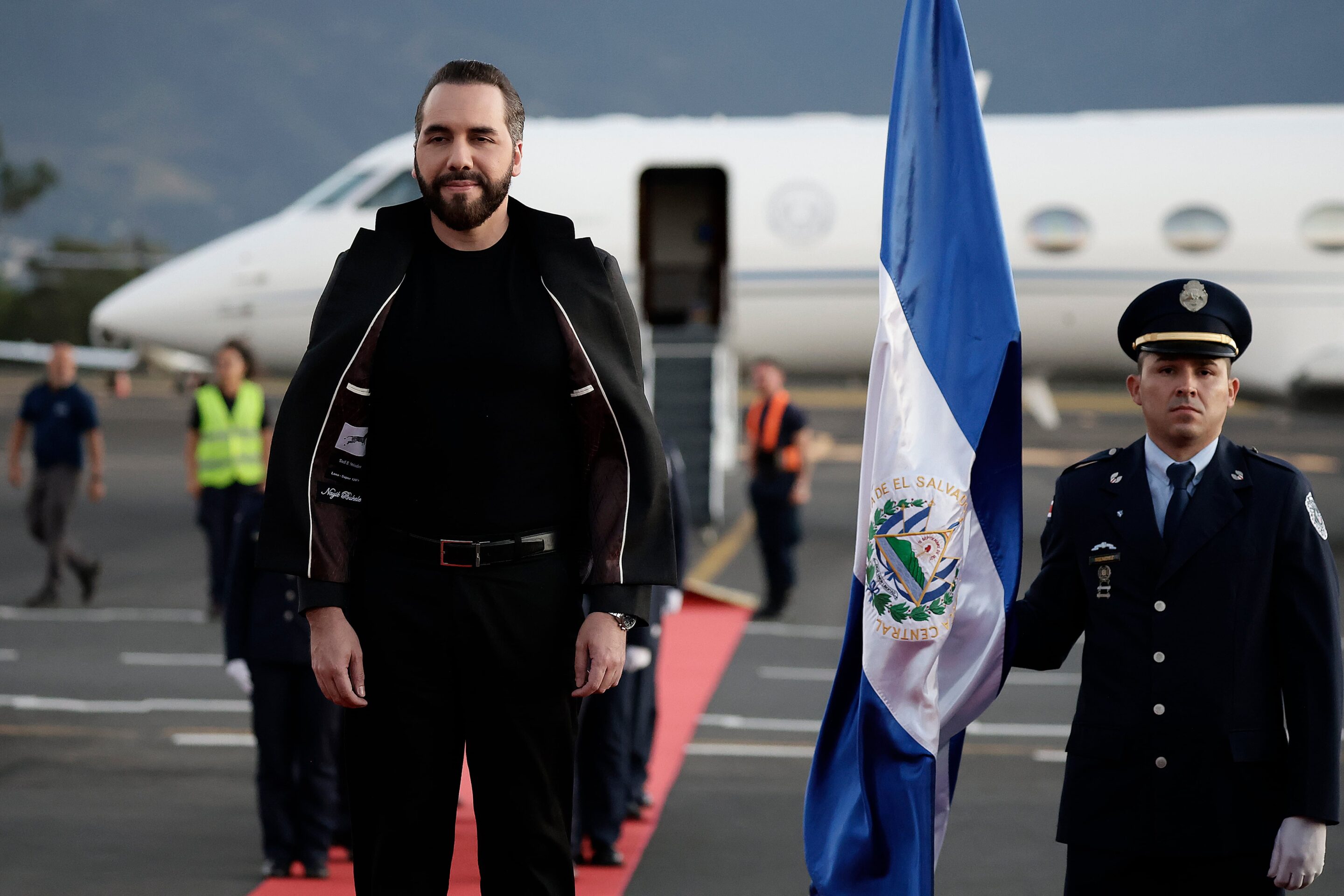 Bukele Arrives in Costa Rica to Break Ground on High-Security Prison Inspired by His Gang Megajail — Bukele llega a Costa Rica para auspiciar una prisión de alta seguridad inspirada en su megacárcel para pandilleros