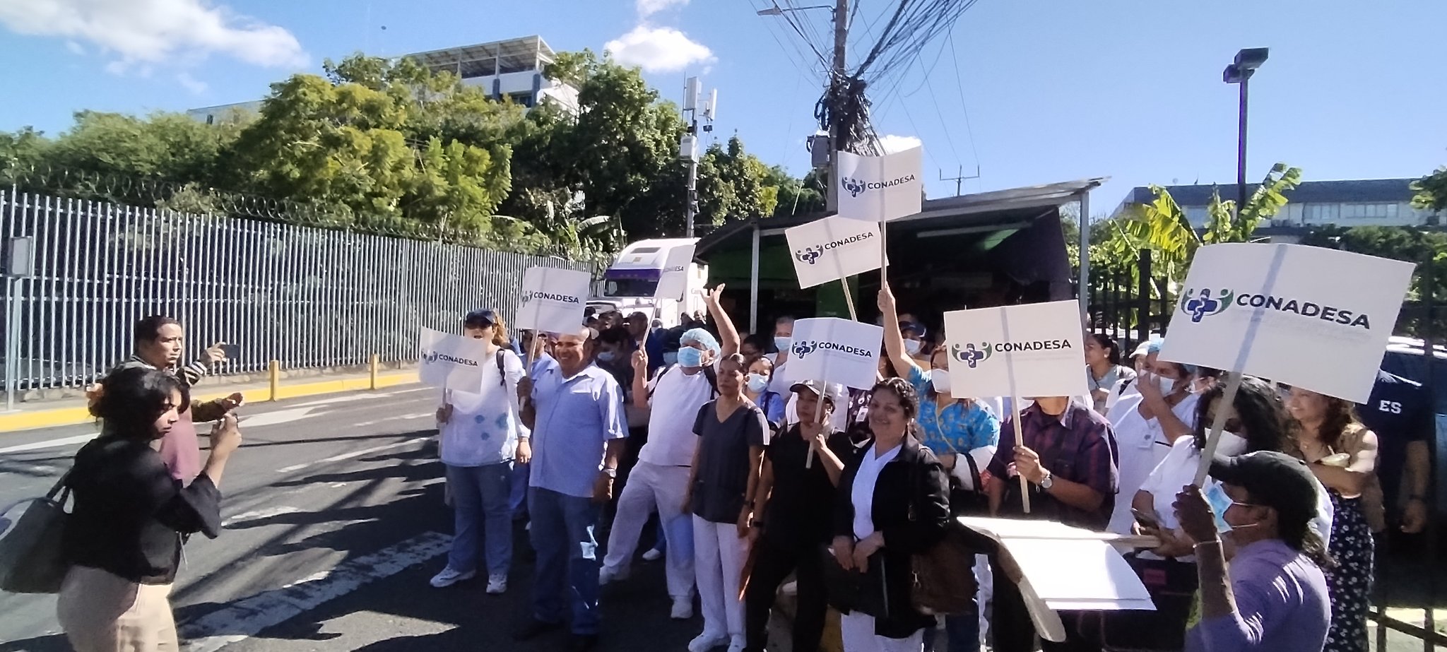 Dismissed Rosales Workers Demand Severance Pay Before Legislative Assembly — Despedidos del Rosales exigen indemnización ante la Asamblea Legislativa