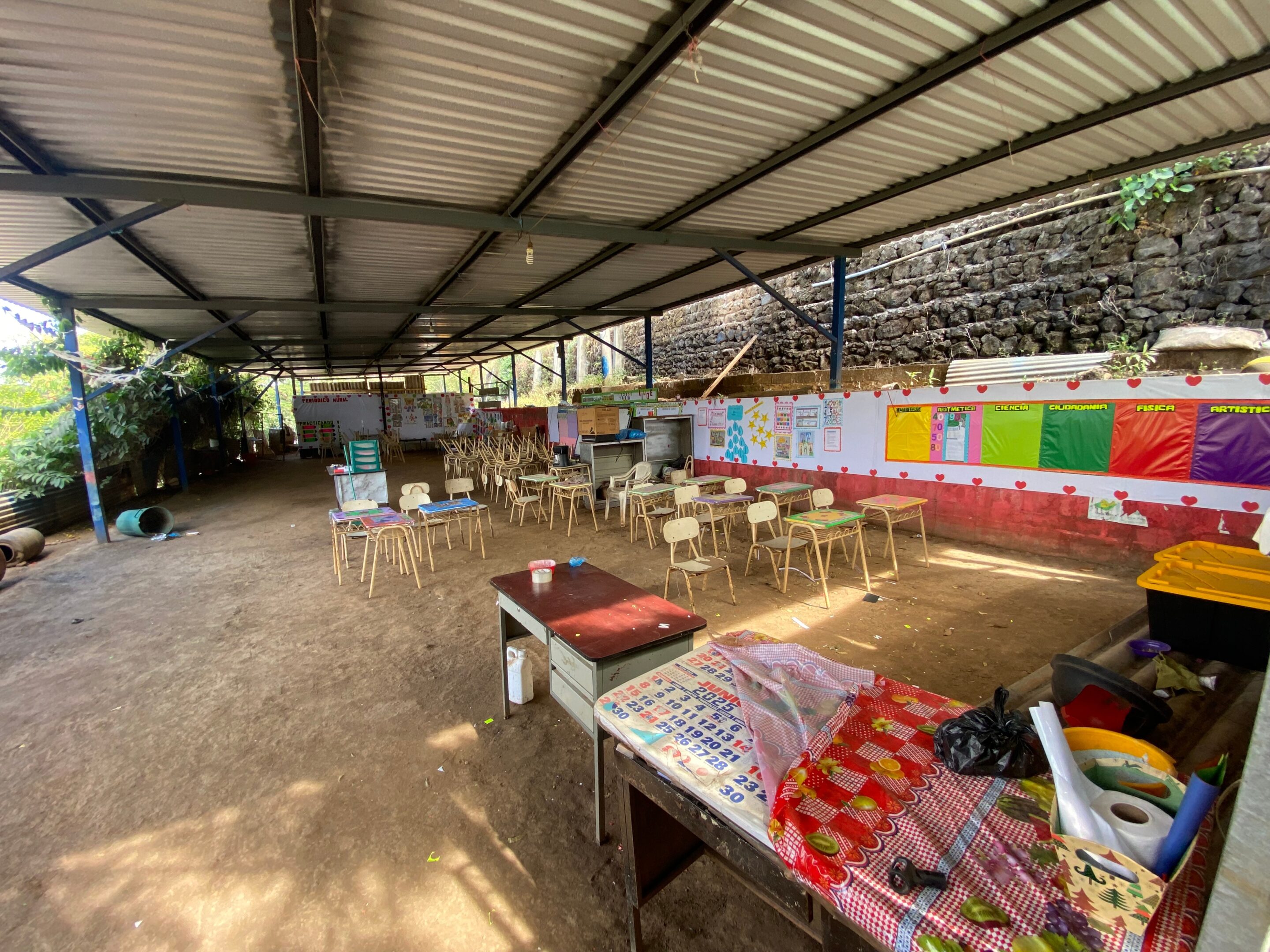 Permanent Closure of Apulo School Over Ravine; Mitigation Works Never Completed — Cierre definitivo de centro escolar en Apulo por cárcava sin obras de mitigación