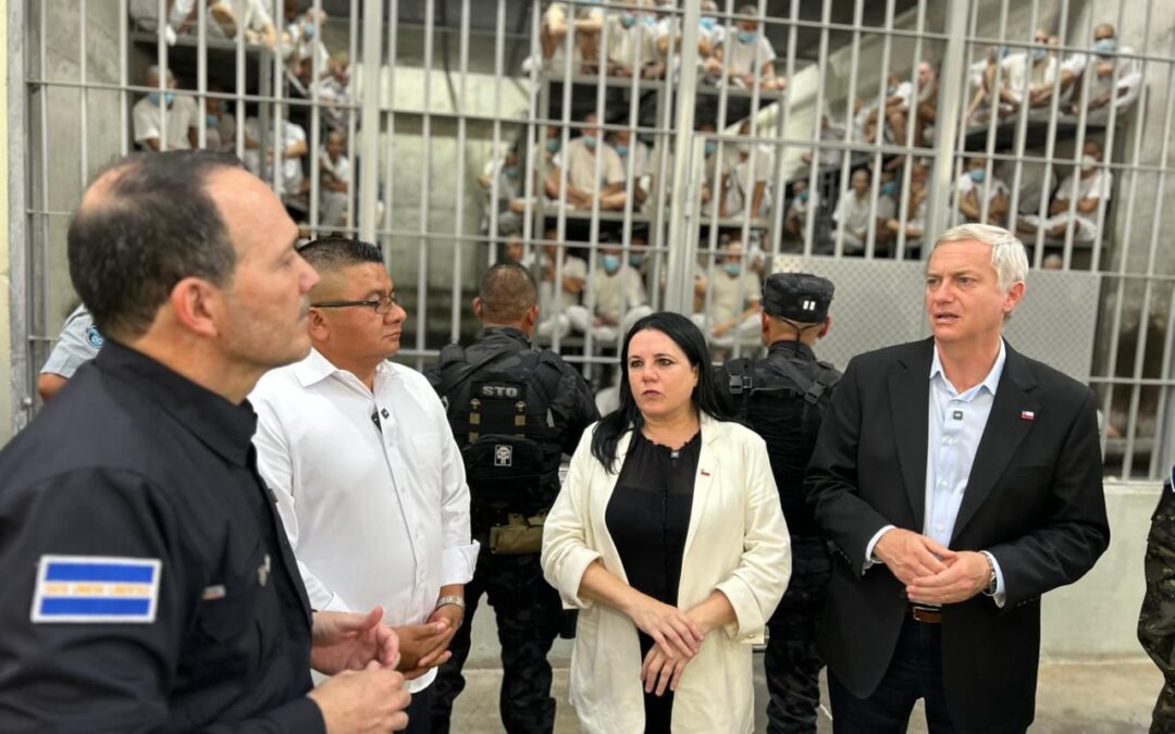Kast Showcases Close Ties with Bukele During Visit to Controversial CECOT to Gather “Ideas” — Kast exhibe su buena relación con Bukele en una visita al polémico CECOT para tomar “ideas”