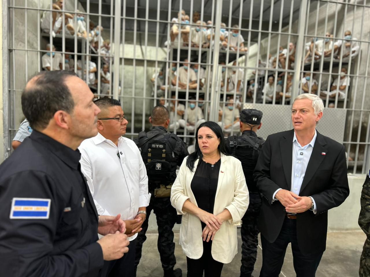 Kast Showcases Close Ties with Bukele During Visit to Controversial CECOT to Gather “Ideas” — Kast exhibe su buena relación con Bukele en una visita al polémico CECOT para tomar “ideas”