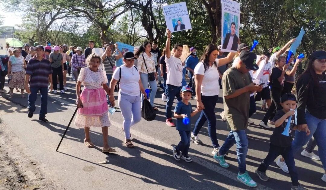 Caravan held in Chalatenango to demand release of Credicash owner and return of their money — Realizan caravana en Chalatenango para pedir la libertad de propietario de Credicash y exigir la devolución de su dinero