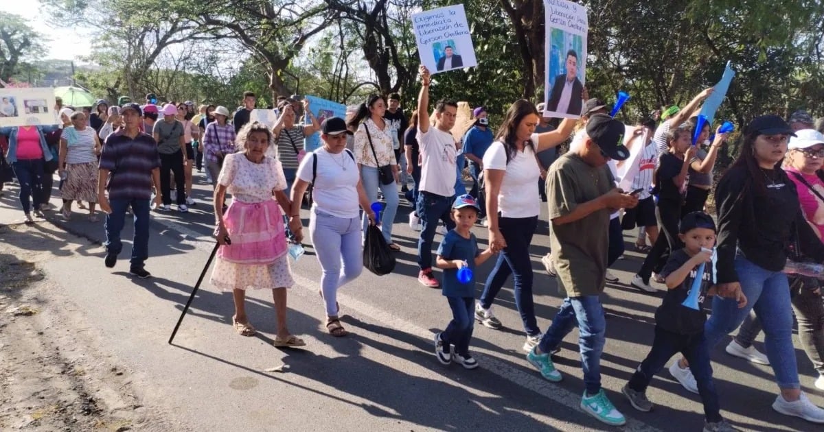 Caravan held in Chalatenango to demand release of Credicash owner and return of their money — Realizan caravana en Chalatenango para pedir la libertad de propietario de Credicash y exigir la devolución de su dinero