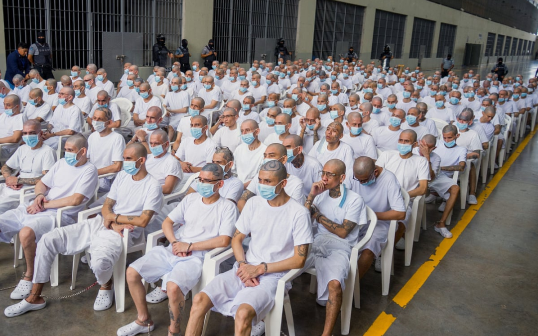 El Salvador holds mass trial for 486 alleged members of notorious MS-13 gang — El Salvador realiza un juicio masivo contra 486 presuntos miembros de la tristemente célebre pandilla MS-13