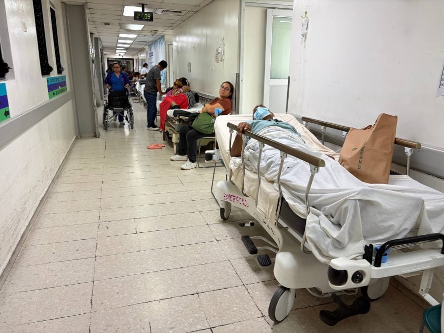 Health workers report supply shortages and alleged threats at ISSS hospital — Personal de salud denuncia escasez de insumos y presuntas amenazas en hospital del ISSS
