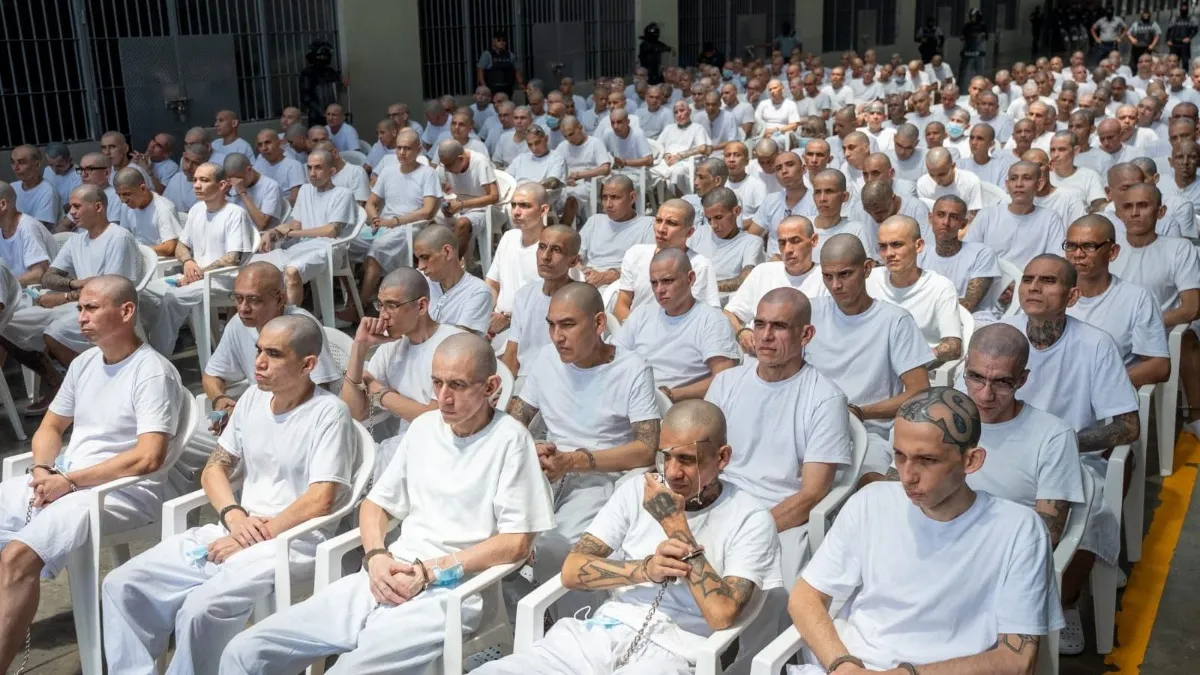 Greñas and 20 Other MS-13 Leaders Accused of 9,043 Crimes in Mass Hearing — “Greñas” y otros 20 líderes de la MS-13 acusados de 9,043 delitos en audiencia masiva