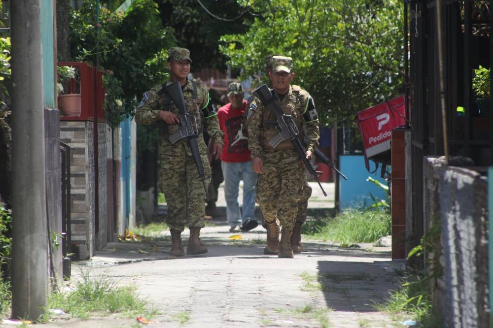 Amnesty International report says El Salvador consolidates “repressive model” under state of exception in effect since 2022 — Informe de Amnistía Internacional dice que El Salvador consolida “modelo represivo” bajo régimen de excepción vigente desde 2022