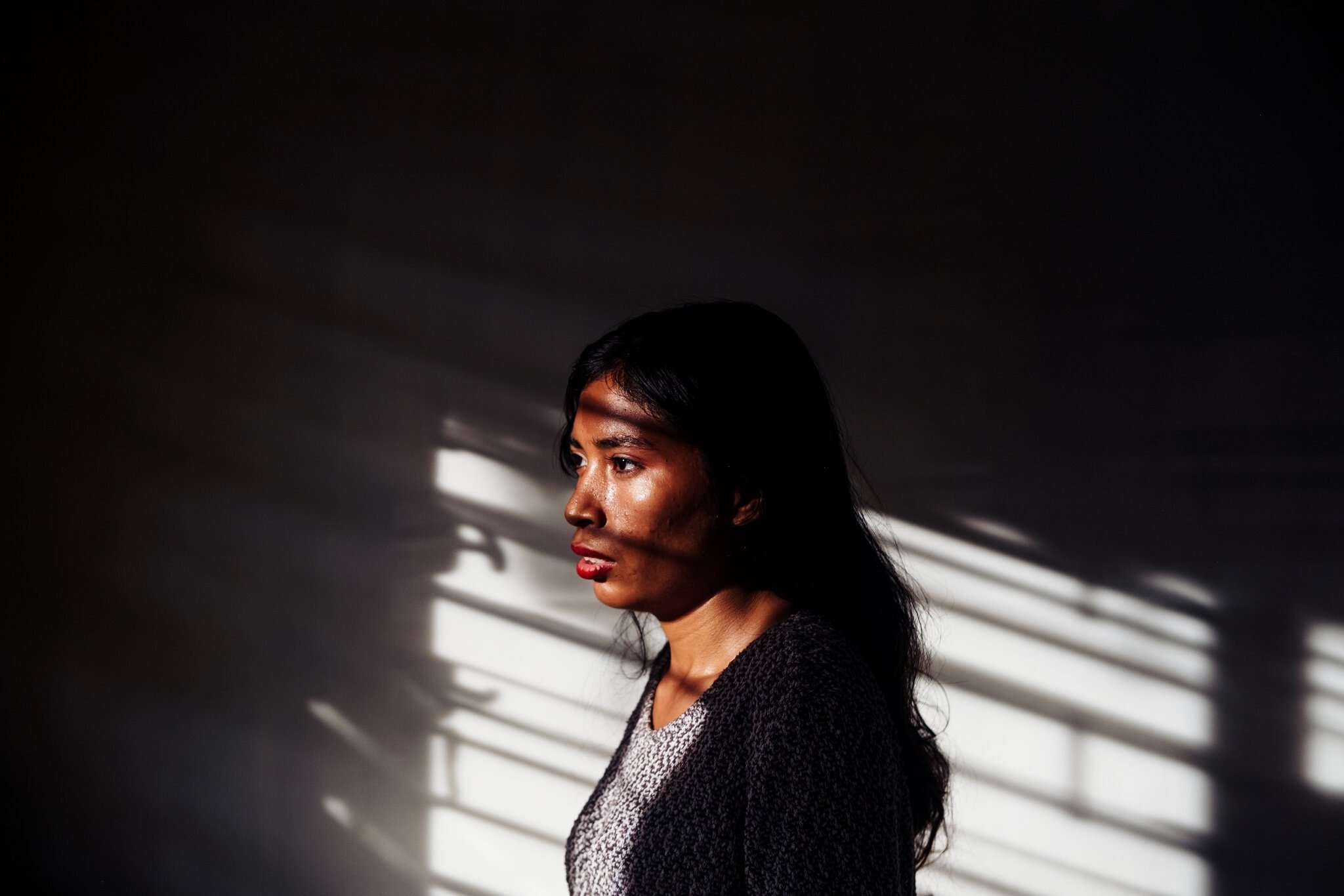 When El Salvador’s Prisoners Go Free, She’s There to Pick Them Up — Cuando liberan a los presos de El Salvador, ella está allí para recogerlos