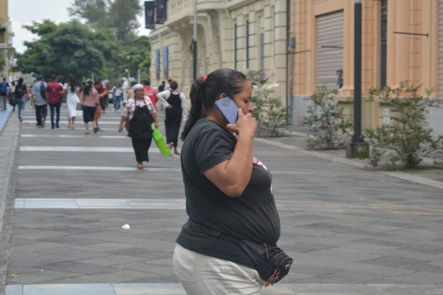 El Salvador Has One of the Lowest Shares of Internet Users in Latin America — El Salvador tiene uno de los porcentajes más bajos de personas que usan internet en América Latina