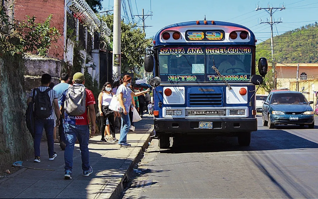 More than 700 buses and minibuses won’t be replaced this year, transit operators warn — Más de 700 buses y microbuses no se renovarían este año, advierten transportistas