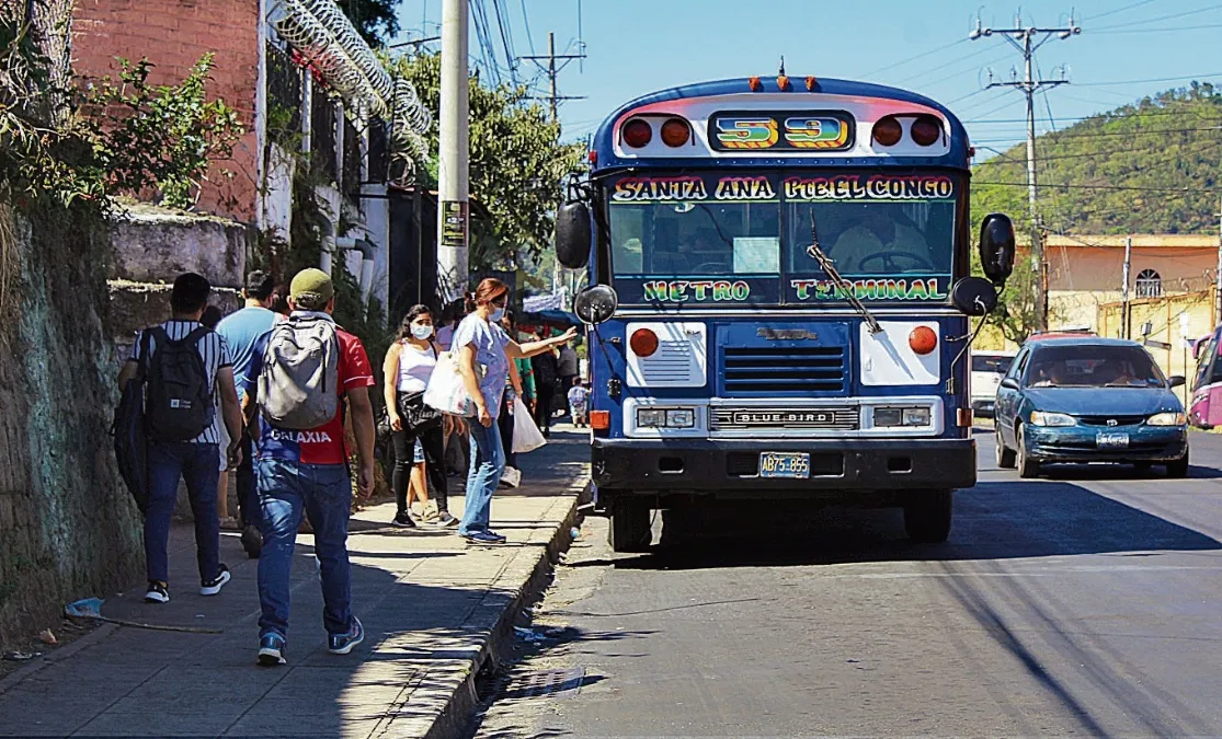 More than 700 buses and minibuses won’t be replaced this year, transit operators warn — Más de 700 buses y microbuses no se renovarían este año, advierten transportistas