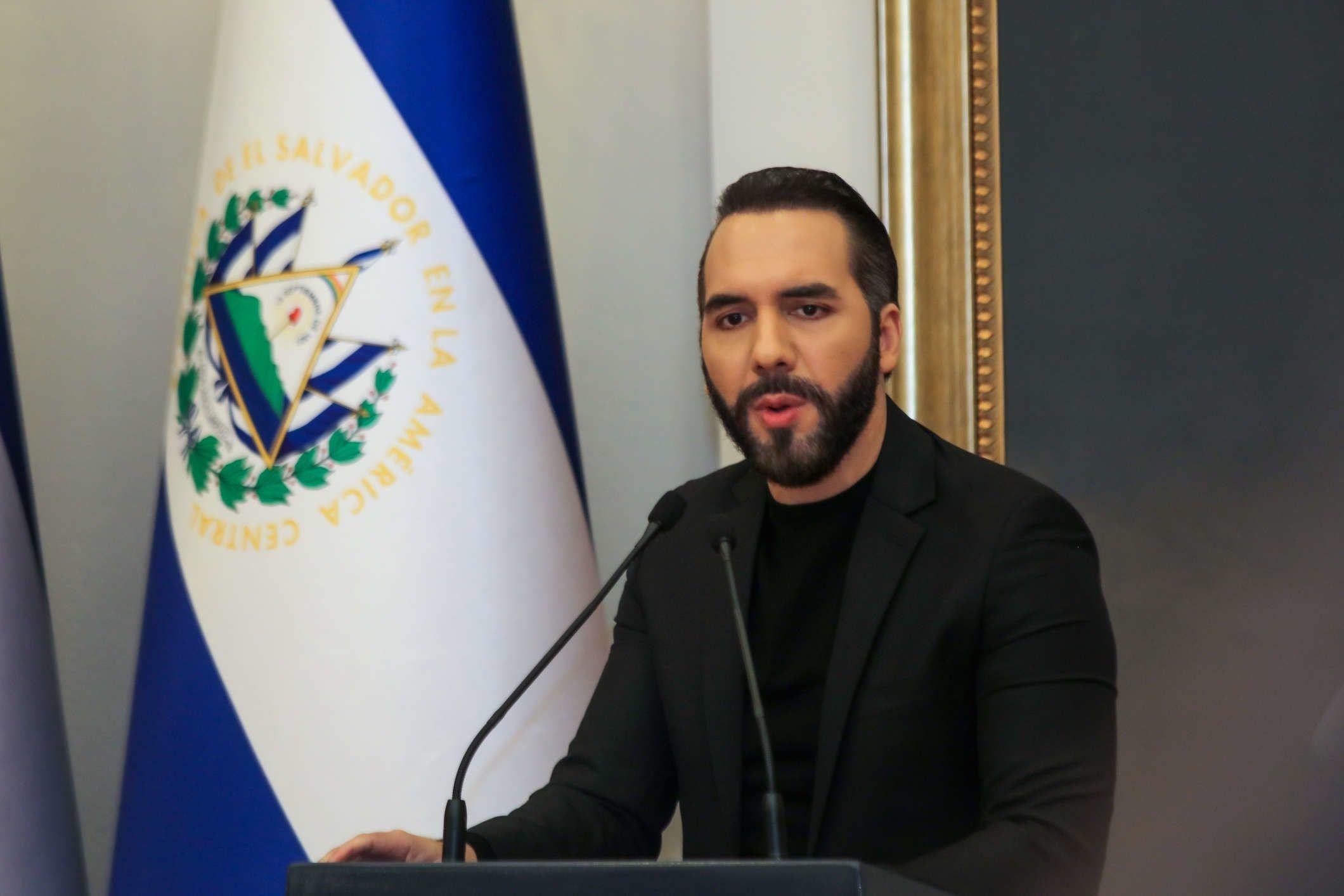 Bukele signs reform allowing life imprisonment for minors as young as 12 in El Salvador — Bukele firma una reforma que permite prisión perpetua para menores a partir de los 12 años en El Salvador