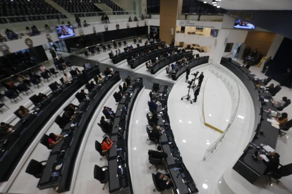 Assembly approves two new multimillion-dollar loans and authorizes Government to take on more debt — Asamblea aprueba dos nuevos millonarios préstamos y da autorización al Gobierno para adquirir más deuda