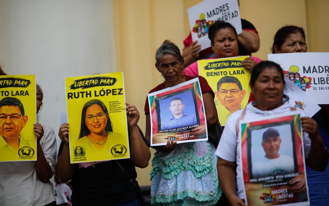 Hundreds of women in El Salvador organize to search for their children in Bukele’s prisons: “We share the same pain of uncertainty” — Cientos de mujeres de El Salvador se organizan para buscar a sus hijos en las cárceles de Bukele: “Compartimos el mismo dolor de la incertidumbre”