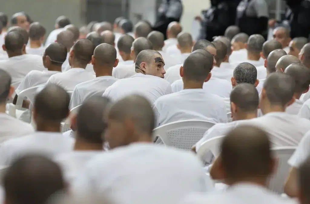 Inside El Salvador’s Largest Mass Trial — Dentro del mayor juicio masivo de El Salvador