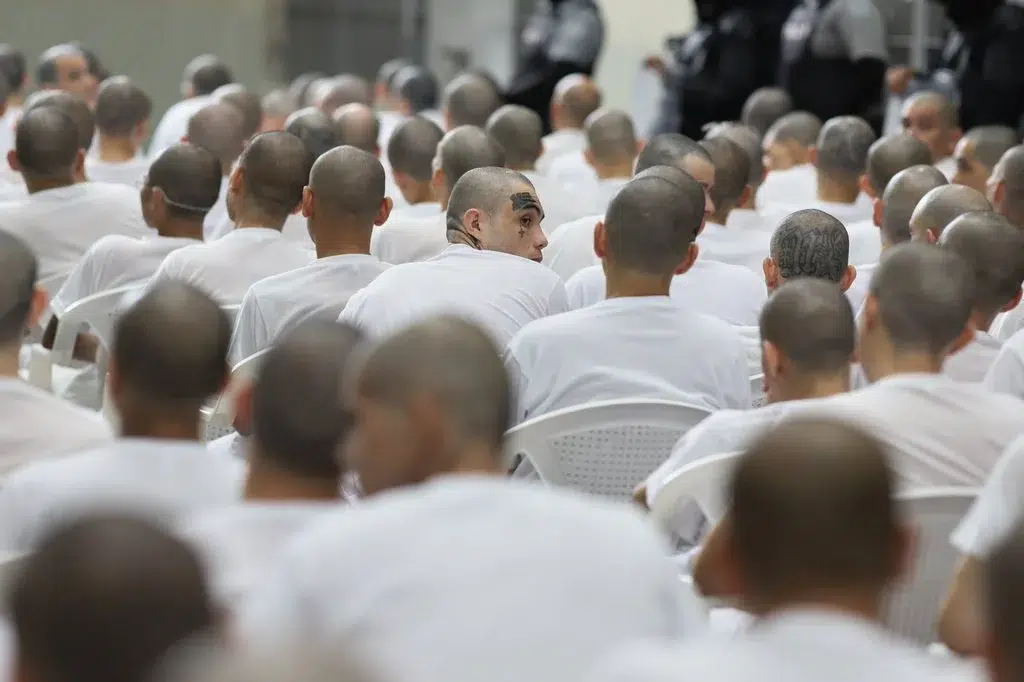 Inside El Salvador’s Largest Mass Trial — Dentro del mayor juicio masivo de El Salvador