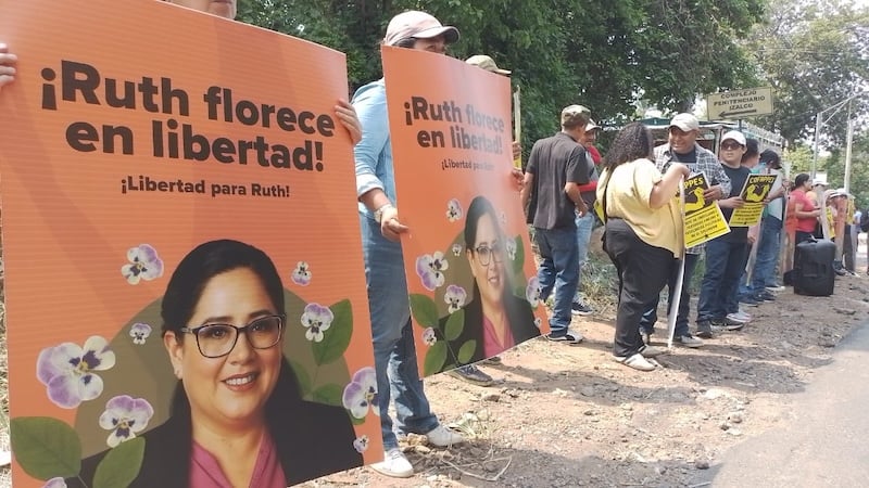 Members of organizations at Izalco Penitentiary Farm demand freedom for Ruth López — Miembros de organizaciones en Granja Penitenciaria de Izalco piden libertad para Ruth López