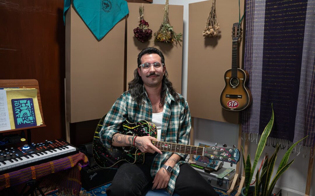 The Rhythm of Banishment: Atilio, the Musician Turning Salvadoran Exile into Resistance — El ritmo del destierro: Atilio, el músico que convierte el exilio salvadoreño en resistencia