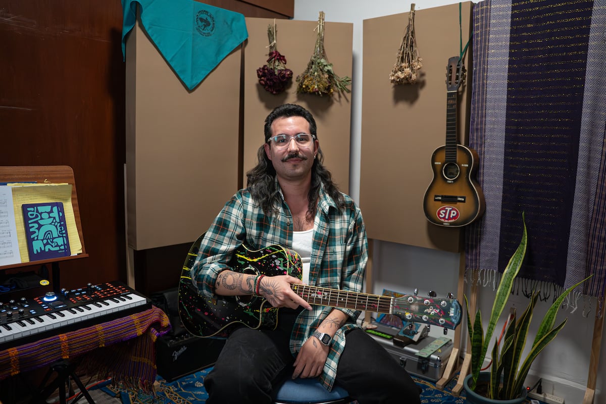 The Rhythm of Banishment: Atilio, the Musician Turning Salvadoran Exile into Resistance — El ritmo del destierro: Atilio, el músico que convierte el exilio salvadoreño en resistencia