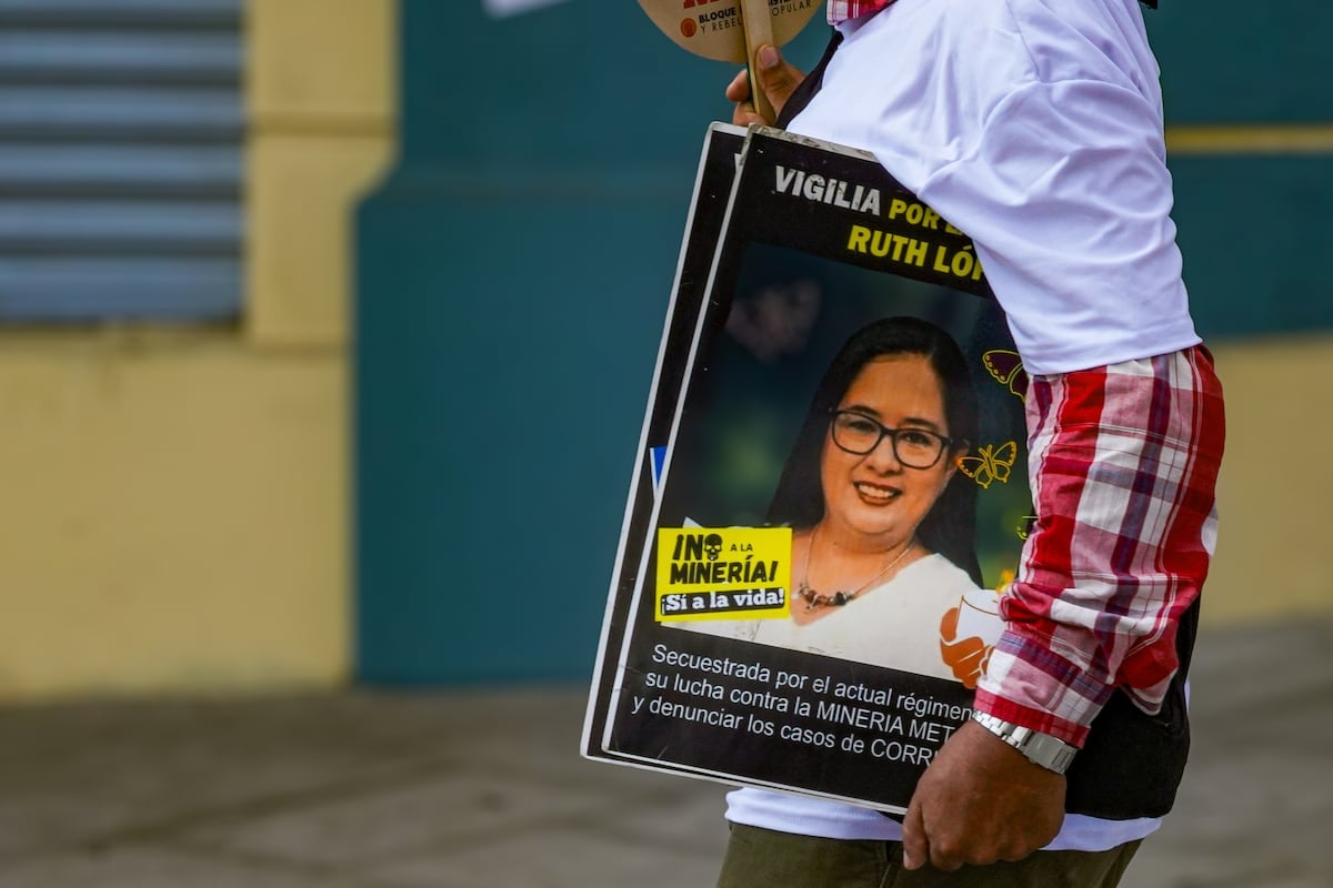 One year imprisoned in Bukele’s dungeons: the cost of dissent for activist Ruth López — Un año presa en las mazmorras de Bukele: el coste de la disidencia para la activista Ruth López
