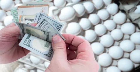 Cost of living rises in El Salvador; increase spans three consecutive months, reaching 2.16% in April — Sube el costo de vida en El Salvador; alza lleva tres meses consecutivos y alcanza un 2.16% en abril