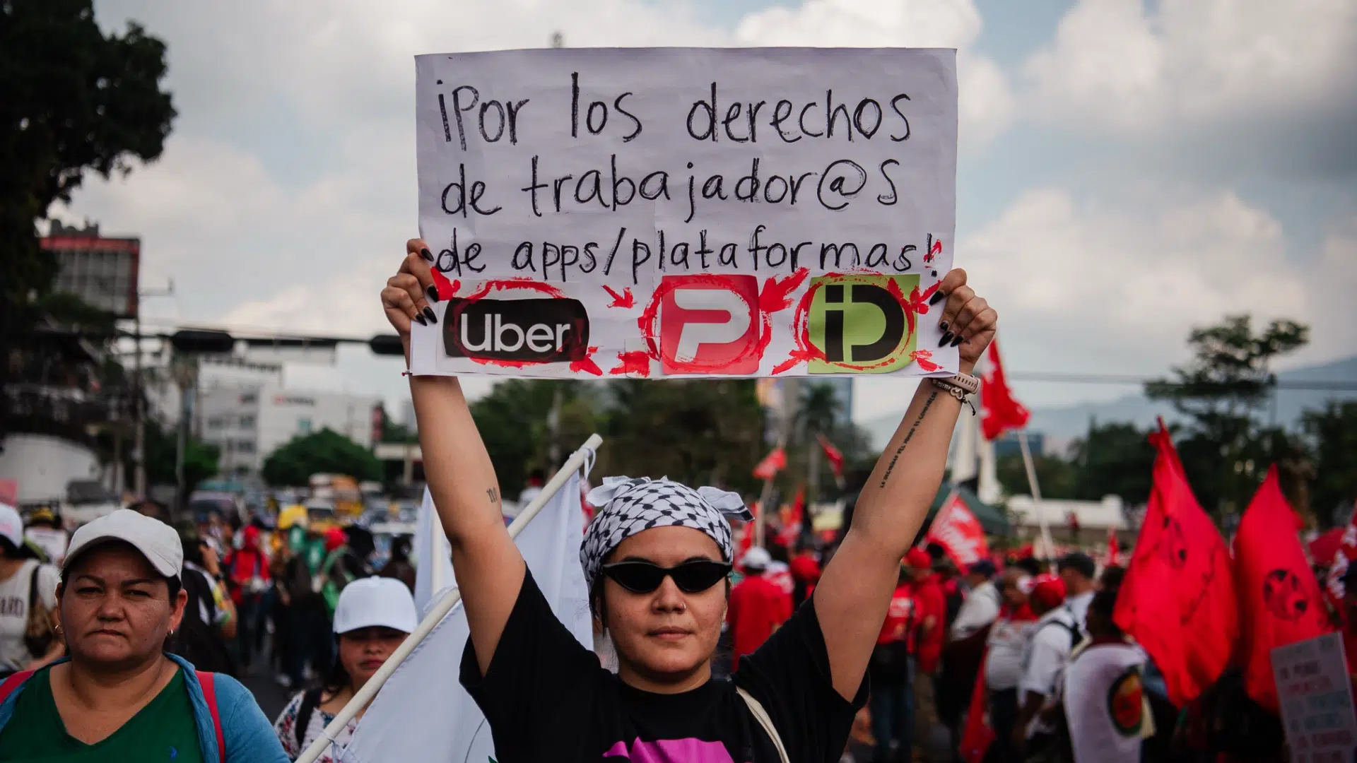 The Workers’ Day march once again exposes the cost of protesting in El Salvador — La marcha del Día de los Trabajadores expone una vez más el costo de protestar en El Salvador
