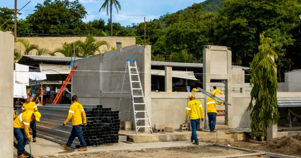 Schools built by the Prisons Bureau cost $1,137 per square meter, twice as much as those built by the Education Ministry — Escuelas que construye Centros Penales cuestan $1,137 por metro cuadrado, el doble que las del MINED