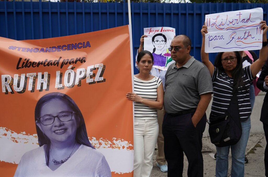 Americans should demand the release of jailed Salvadoran lawyer Ruth Lopez — Los estadounidenses deben exigir la liberación de la abogada salvadoreña encarcelada Ruth López
