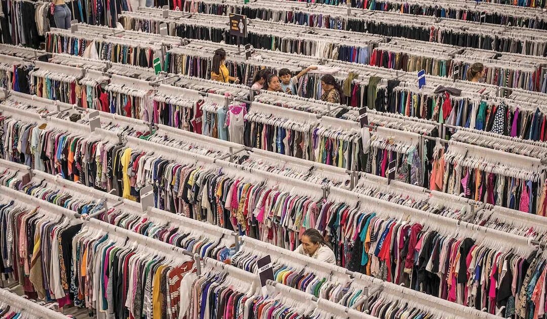 One third of imported clothing in El Salvador is secondhand: the boom of the US$3 market — Un tercio de la ropa importada en El Salvador es de segunda mano: el auge del mercado de los US$3