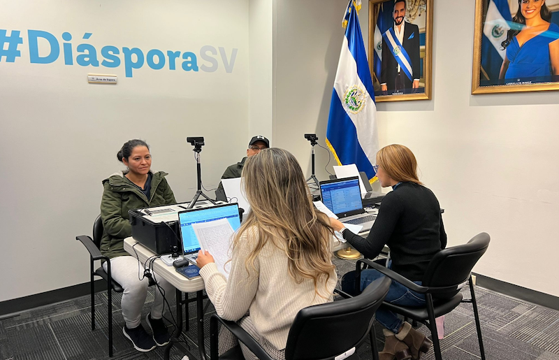 Potential votes from 183,000 Salvadorans abroad would be assigned to the country’s 14 departments — Posibles votos de 183,000 salvadoreños en el exterior serían asignados a los 14 departamentos del país