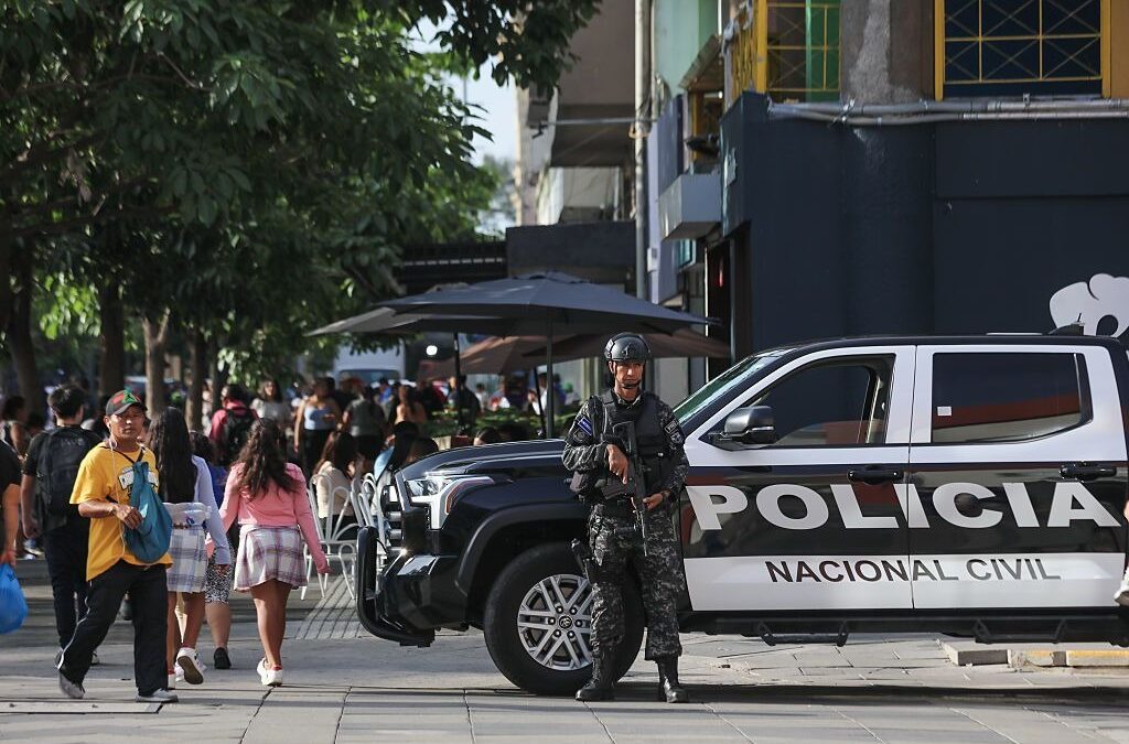 How far Salvadorans are willing to accept Bukele’s extreme measures just to live in peace — Hasta dónde están dispuestos los salvadoreños a aceptar medidas extremas de Bukele con tal de vivir en calma