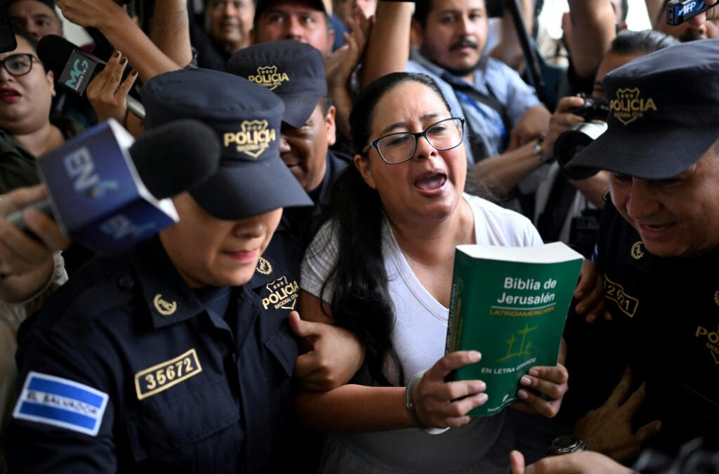 Family, defense team, and Cristosal demand verification of Ruth López’s health — Familia, defensa y Cristosal exigen verificar estado de salud de Ruth López